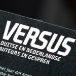 Stroomberg – VERSUS, kaart achterzijde – Nederlands Letterenfonds, Goethe Institut